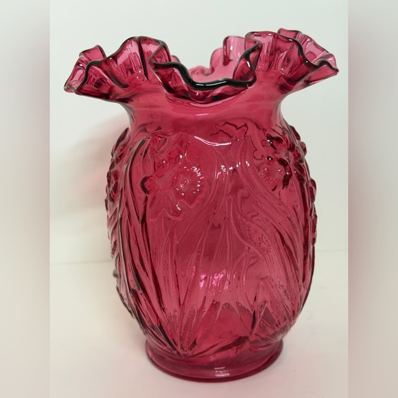 Fenton Cranberry glass vase with a ruffled rim and an embossed daffodil pattern - Picture 2 of 16